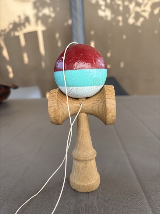 Kendama sweets foarte buna in stare perfecta mam jucat cu ea de 5 ori