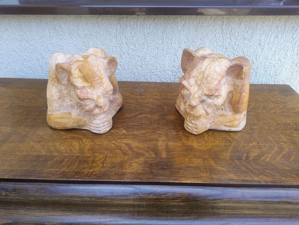 Vând pereche de sculpturi vechi din marmură, stil gotic gargoile