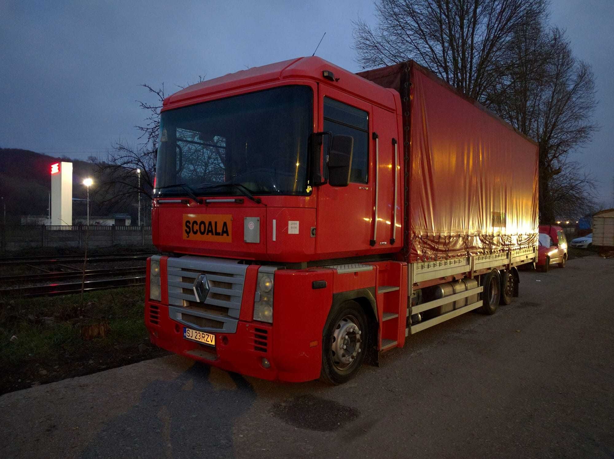 Camion Renault cu remorca Rema