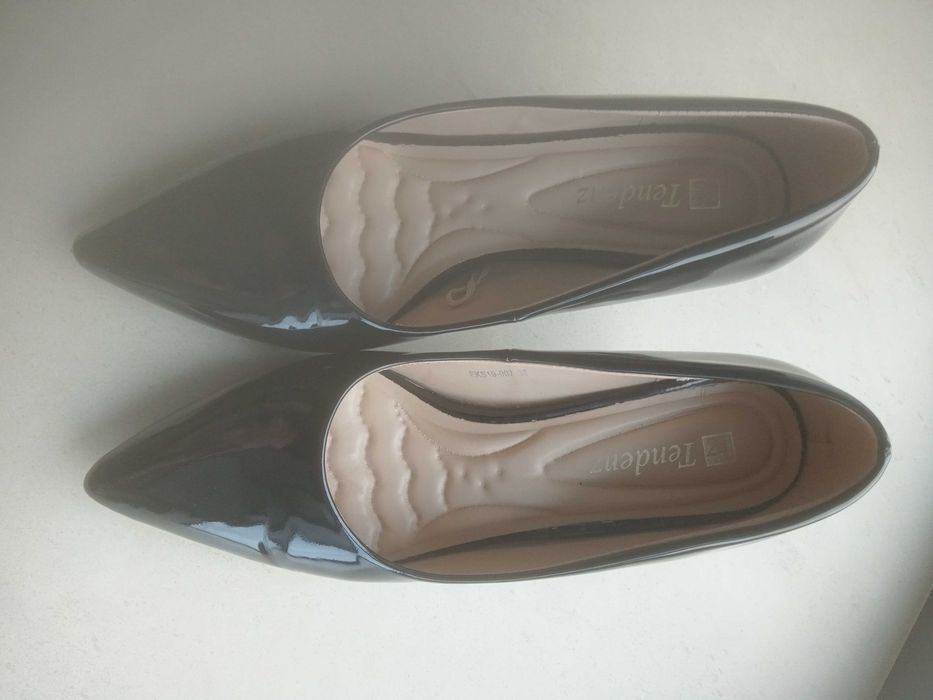 Черни лачени обувки