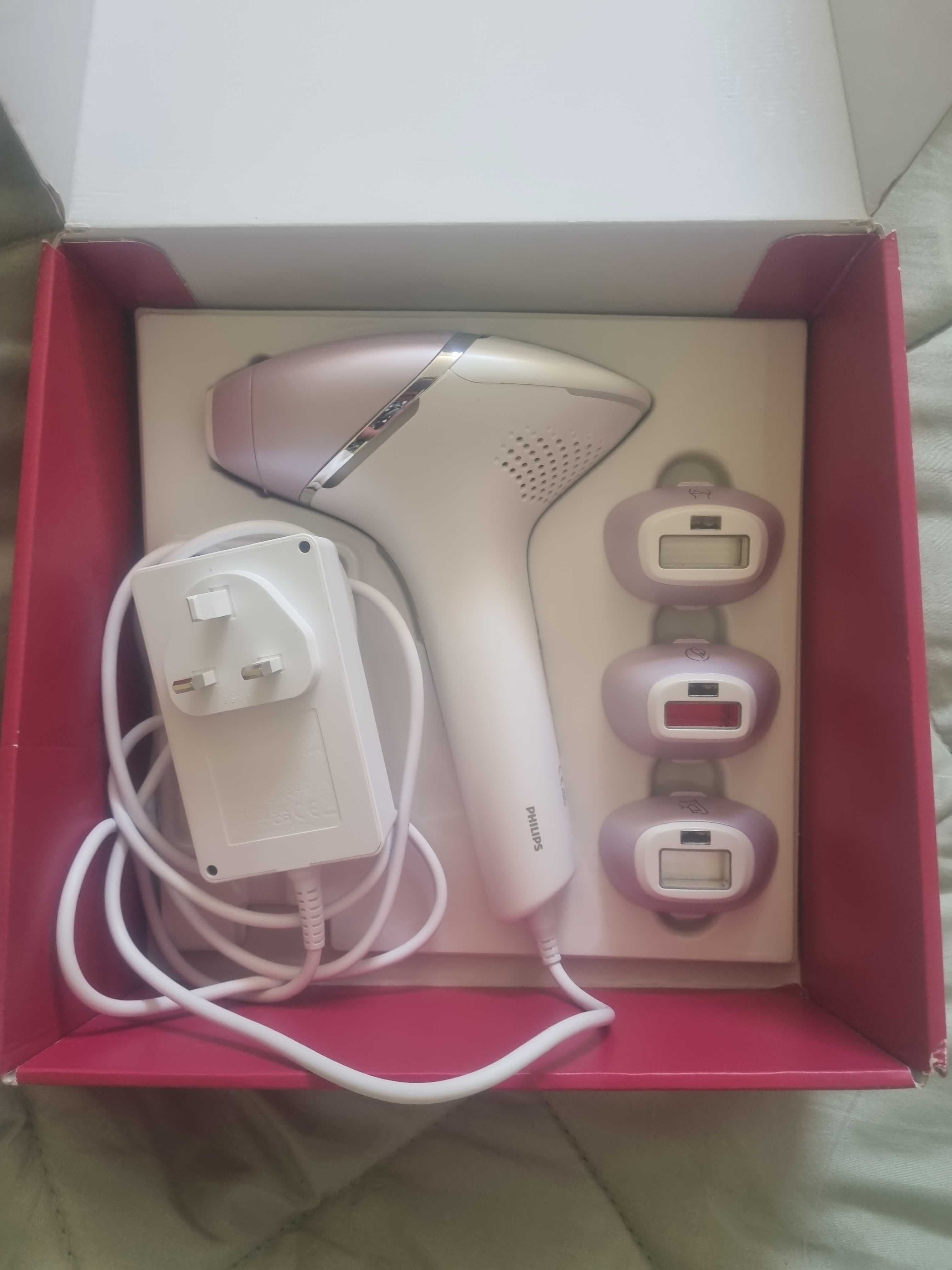 Фотоепилатор IPL Philips Lumea Seria 8000 BRI947