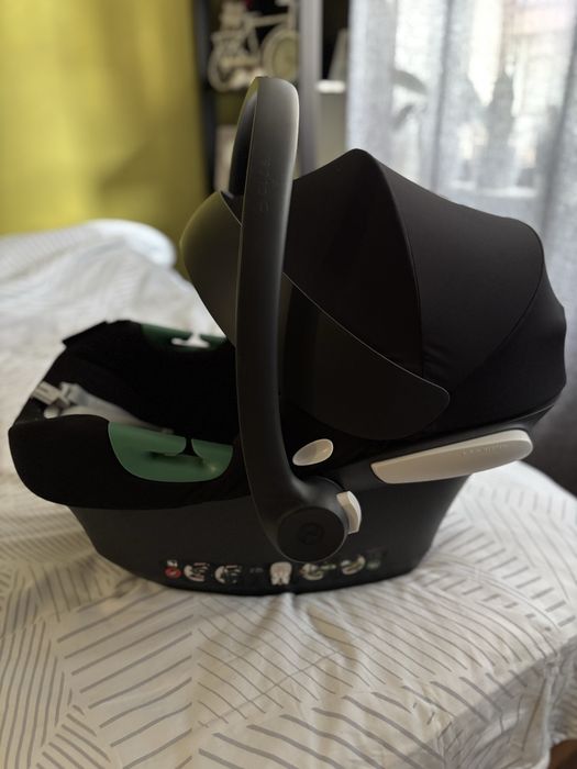 Vand scoica auto  Cybex cu insert nou nascut