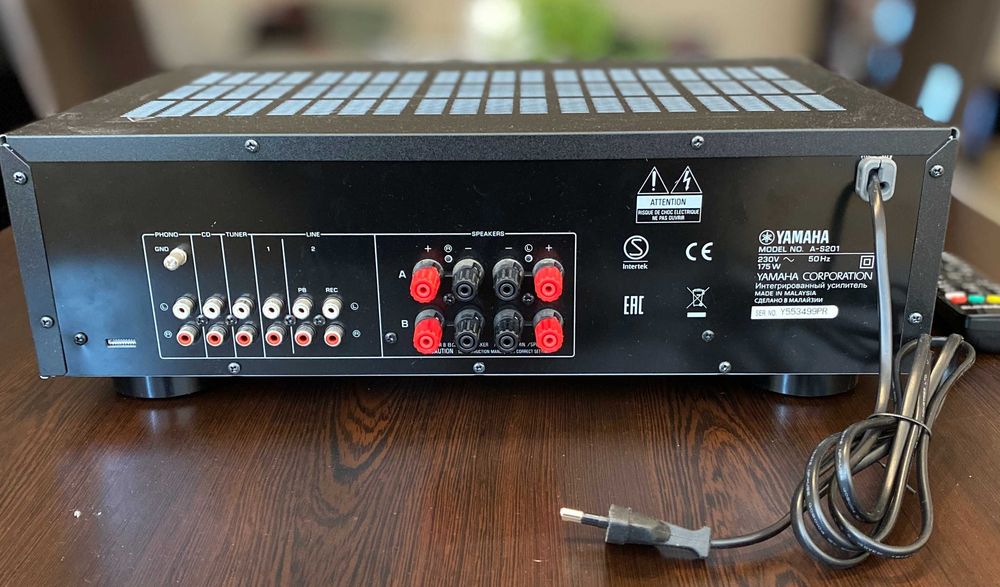 Yamaha A-S201 интегриран стерео усилвател
