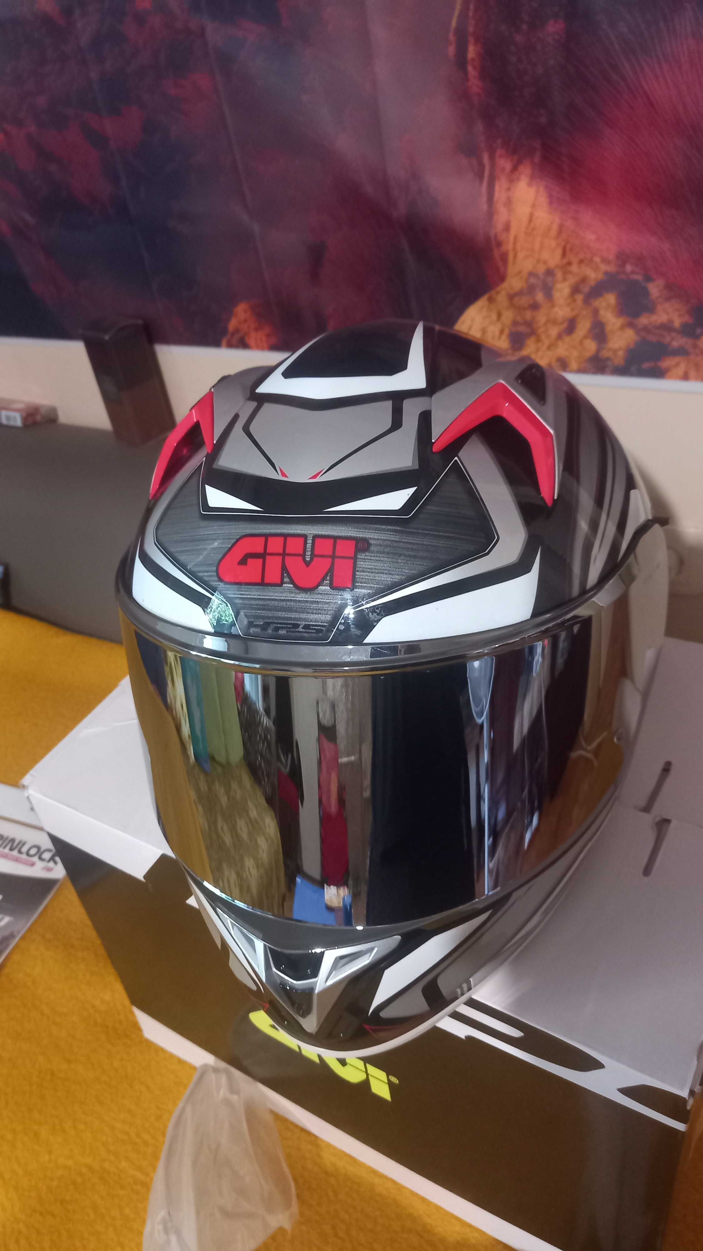 Каска GIVI чисто нова