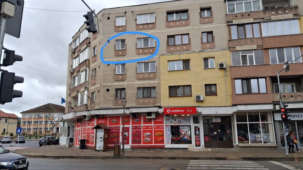 Vand Garsoniera, Brad