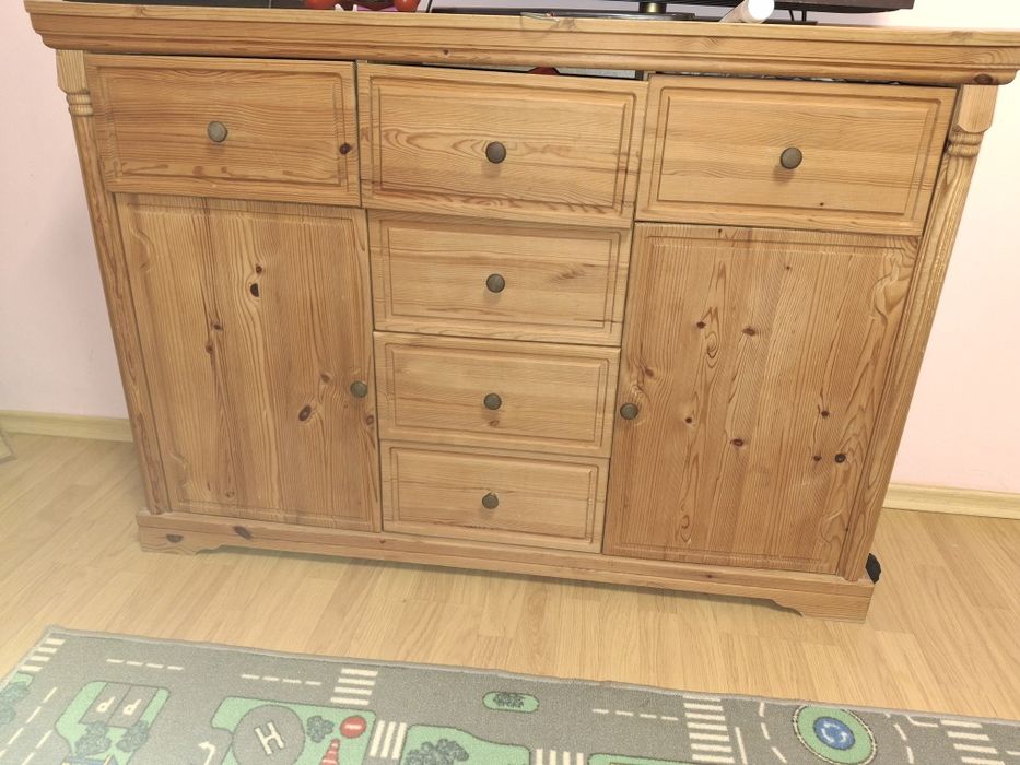 Comoda din lemn masiv