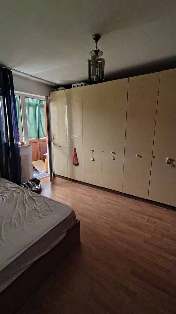 Vând apartament 2 camere la etaj3 din 4 se vinde exact ca in poze .