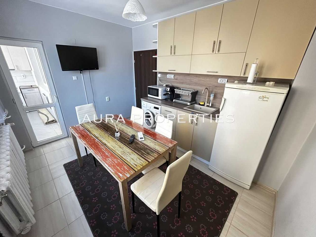Дава се под наем Двустаен апартамент в Разград, Център - 75 кв.м за 255 € - Снимка #2