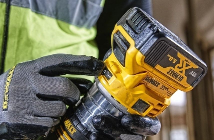 Акумулаторна оберфреза Dewalt DCW604N