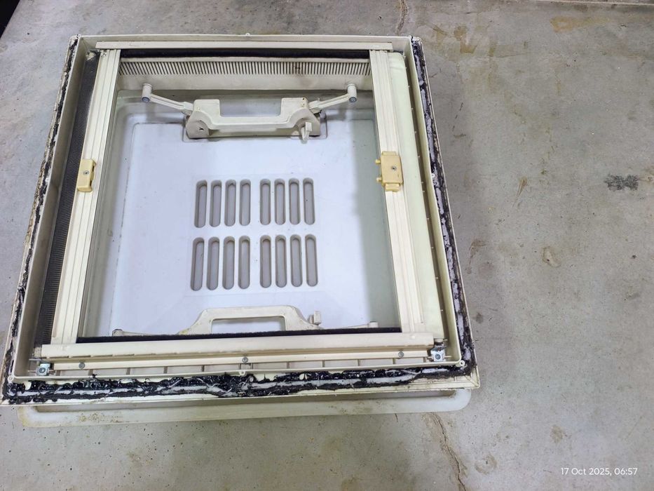 Продавам употребявана капандура (люк) за кемпер, за отвор 480х480 мм.