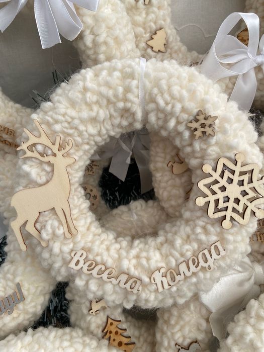 Коледни топки и венци