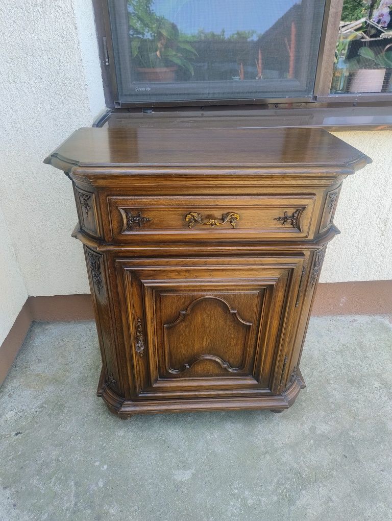 De vânzare servantă/comoda veche din lemn masiv
Dimensiuni: 81 cm