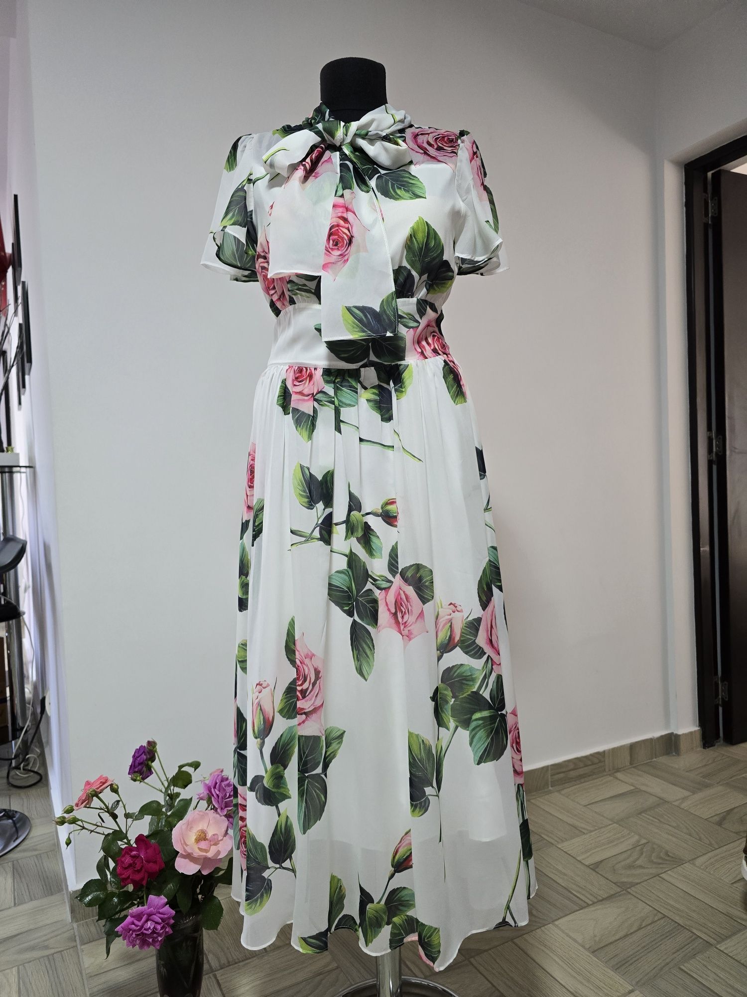 Rochie superba, model cu trandafiri, funda in zona bustului