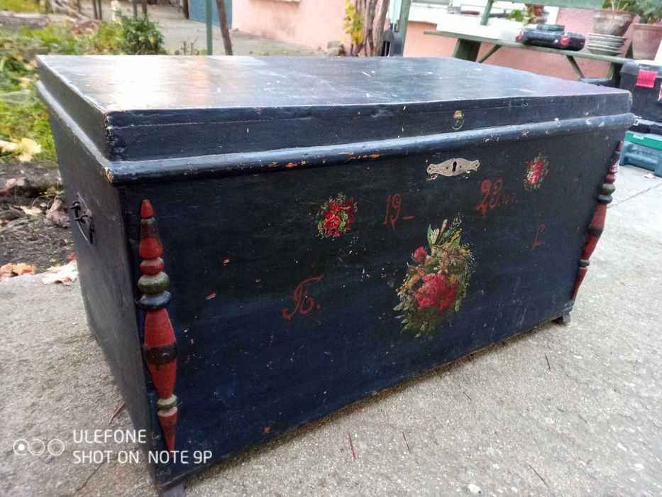 Стар сандък на 100 години