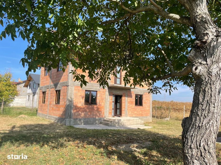 Lipanesti(Central)vila la rosu de vanzare