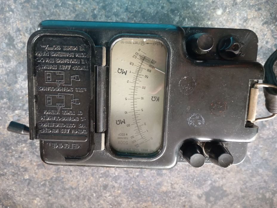 Мегаомметър М1101, произведен през 1959 г. в СССР.