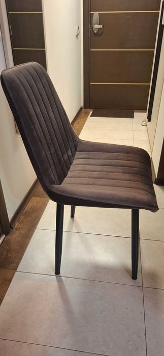 Продавам 3 бр. трапезни столове