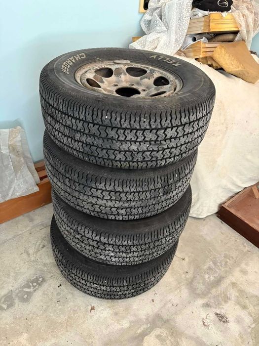 Продавам гуми с джанти за джип R15