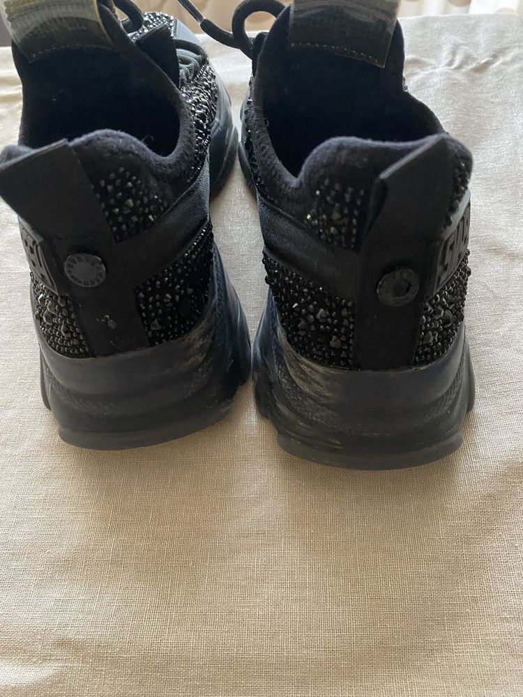 Страхотен модел с камъчета на Steve Madden