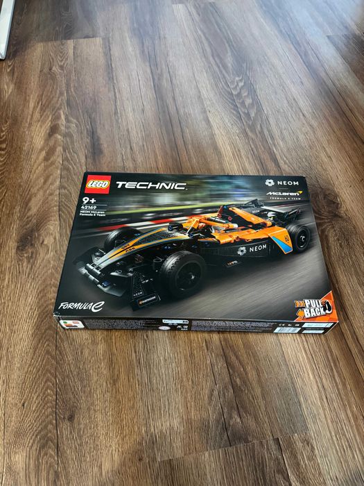 LEGO® Technic - Neom Mclaren Formula E race car 42169, 452 piese -Nou