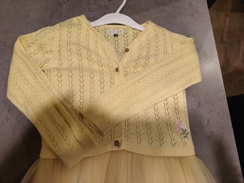 Кокетни празнични роклички момиче  7-8 години.