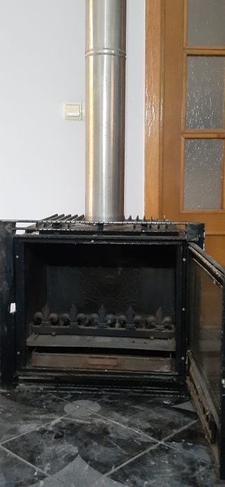 Vand semineu de fonta pe lemne