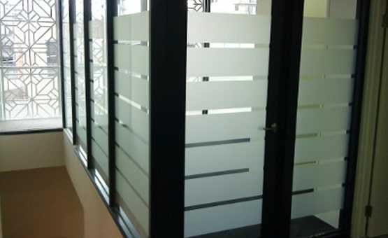 Folie de sablare - model in dungi - ideal pentru birouri si locuinte!