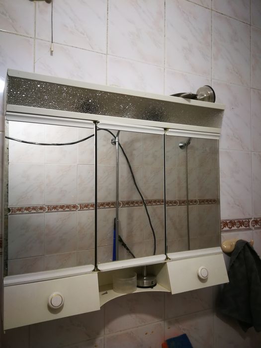 Шкаф със огледало за баня