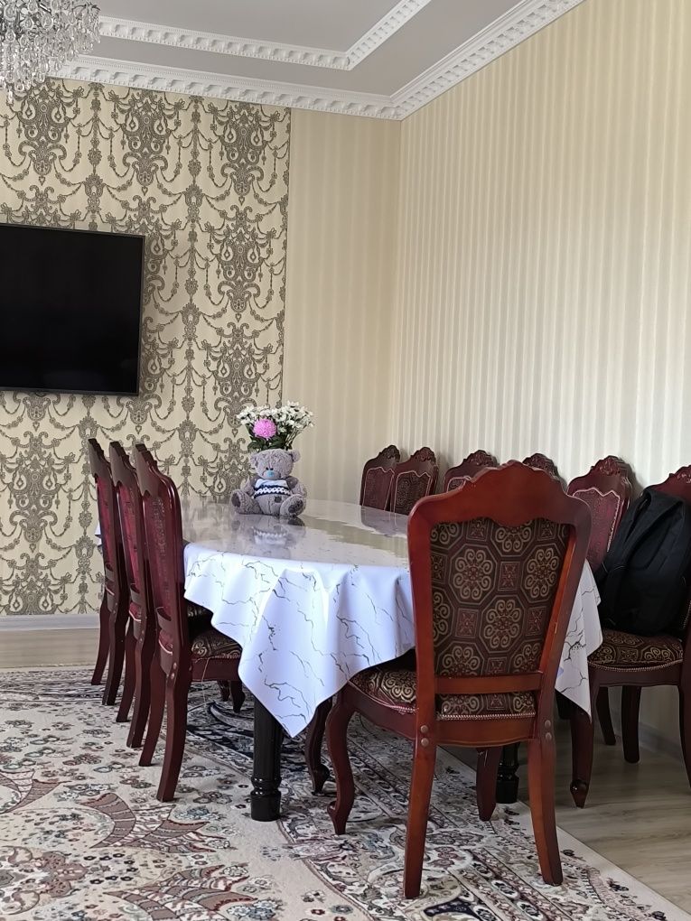 Стол со 12 стульями