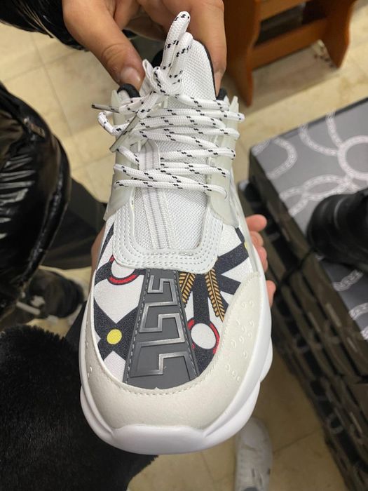 Vând adidași versace