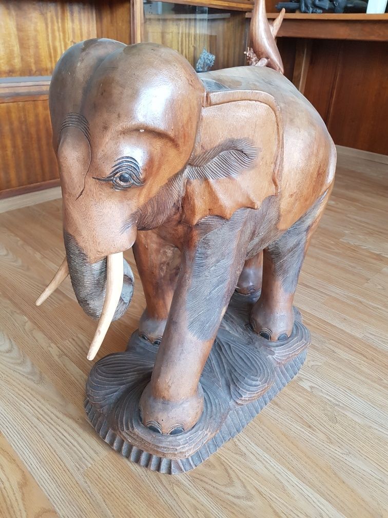 Дървена фигура на слон