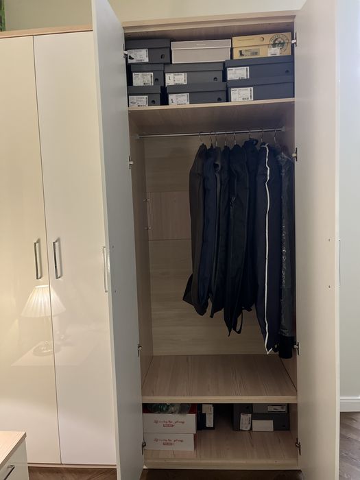 Срочно. Продается 4-дверный шкаф в отличном состоянии