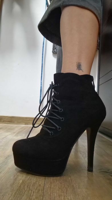 Дамски велурени боти