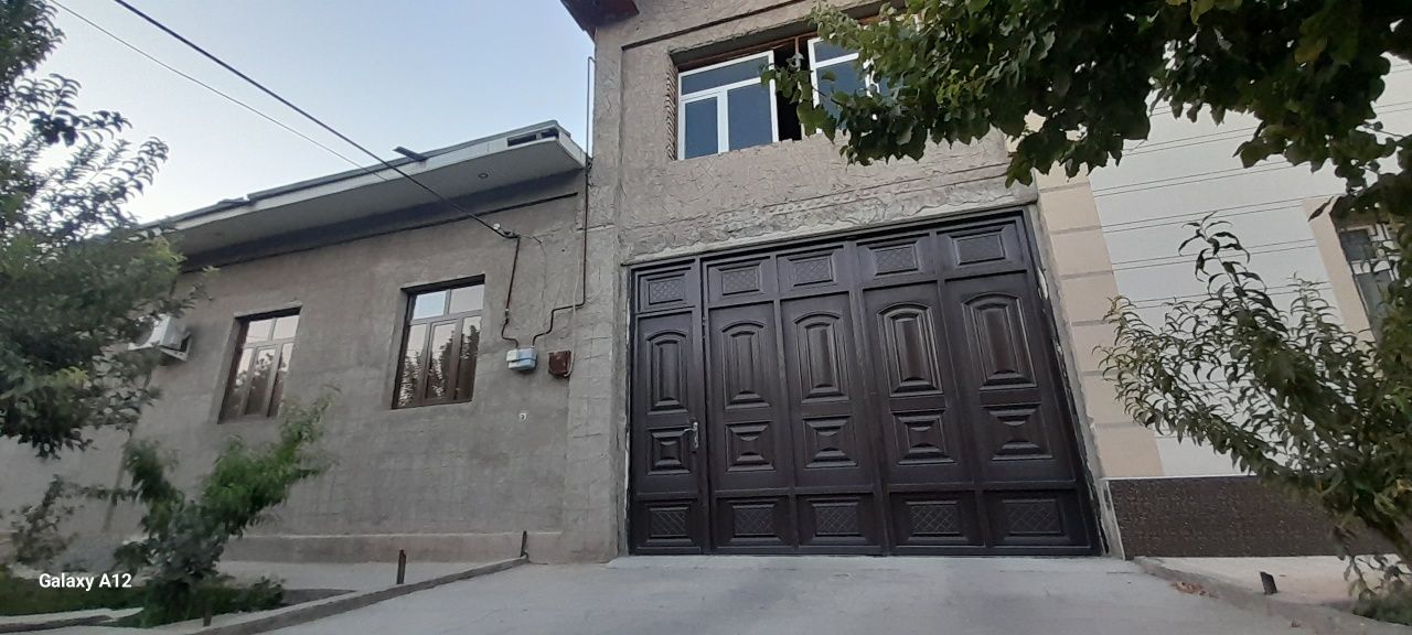 Barcha qulayliklarga ega hovli sotiladi