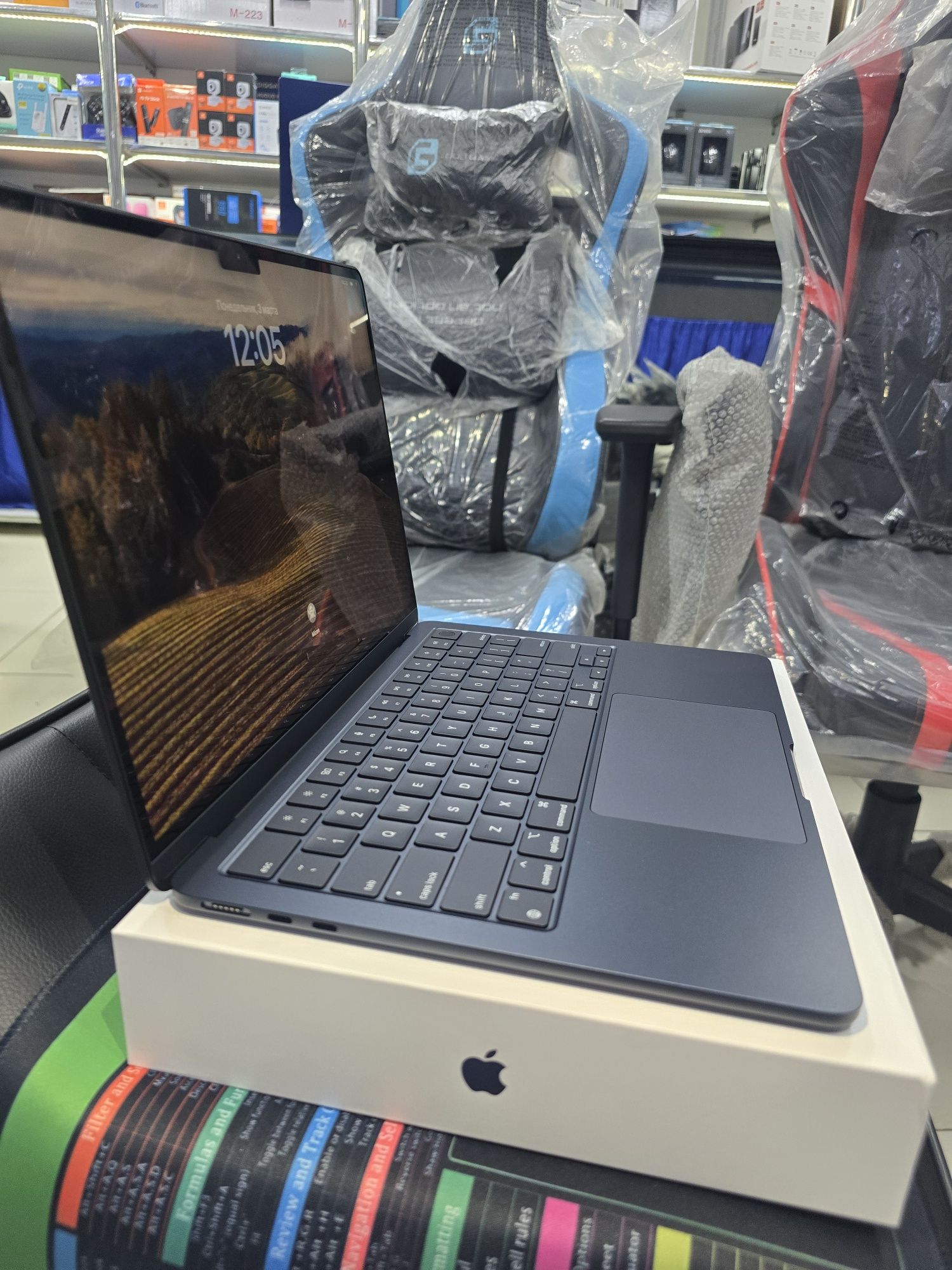 Macbook Air M2 chip 13.6 inch