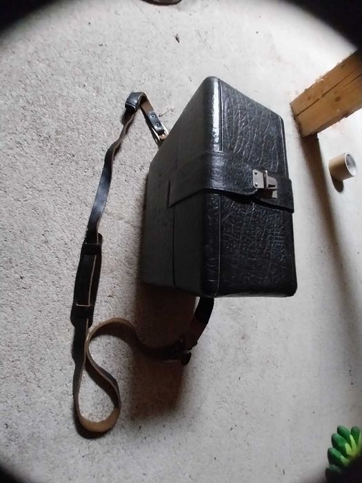 Филмова камера, заедно с екран за прожектиране