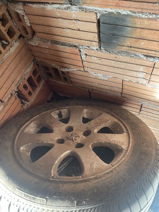 Предлагам гуми със джанти 14 и 15цола за пежо