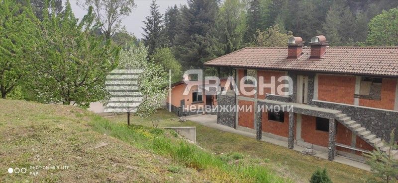 Явлена продава къща с облагороден двор във вилна зона с.Костенец