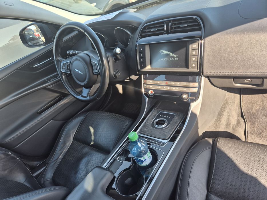 Jaguar XE  2.0 diesel 180 CP  cutie automată  2015