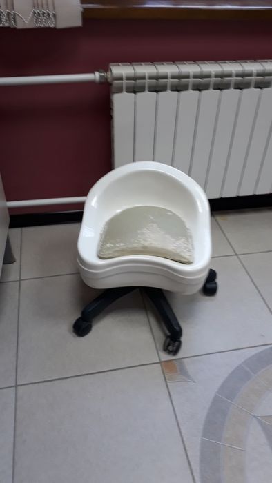 Продам стульчик на колесиках,б.у.