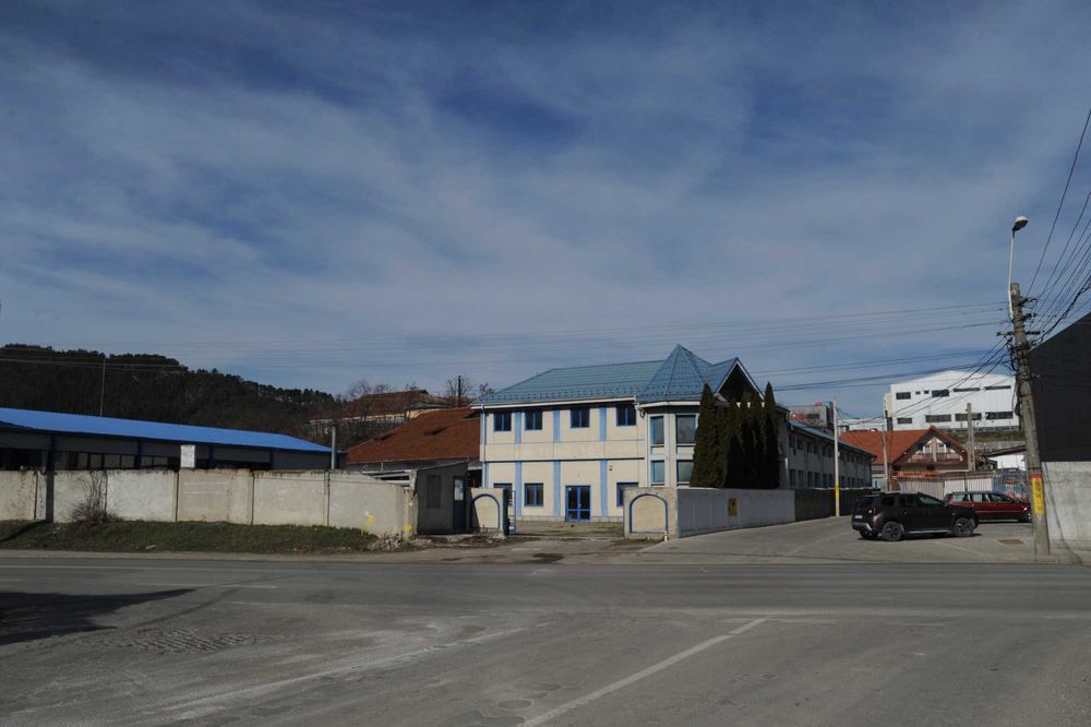 Inchiriere cladire spatiu comercial+hale