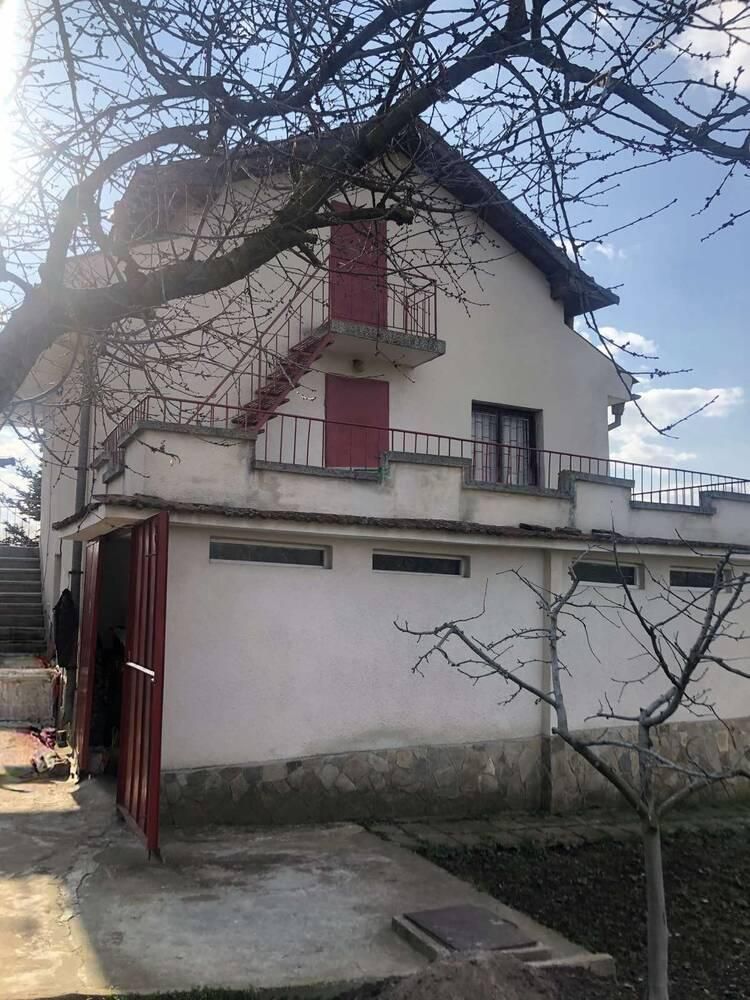 Триетажна Къща с двор в село Драка