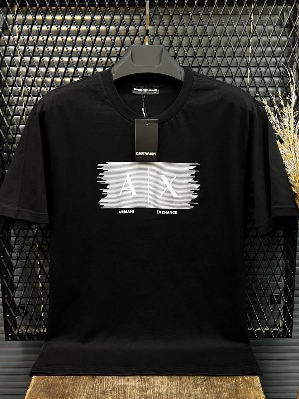 Armani Exchange тениски в бял и черен вариант - ТОП модел за сезона !
