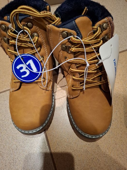 Чисто нови обувки тип боти