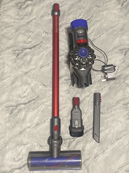 Вертикална прахосмукачка dyson v8 total clean