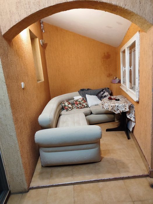 Надуваем диван Intex. Като нов.