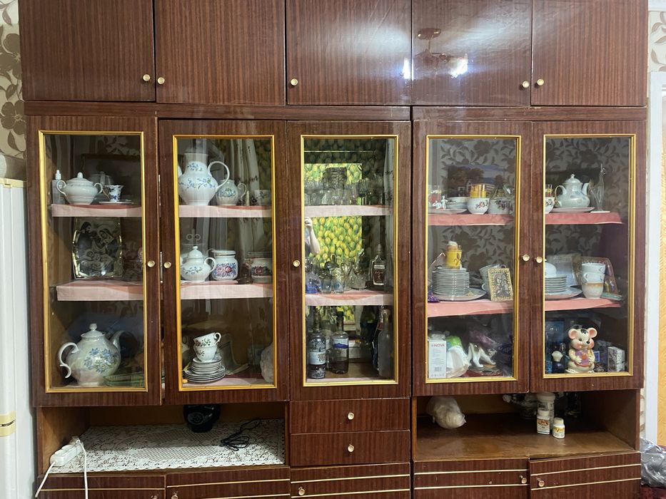 Сервант б/у. Без посуды.