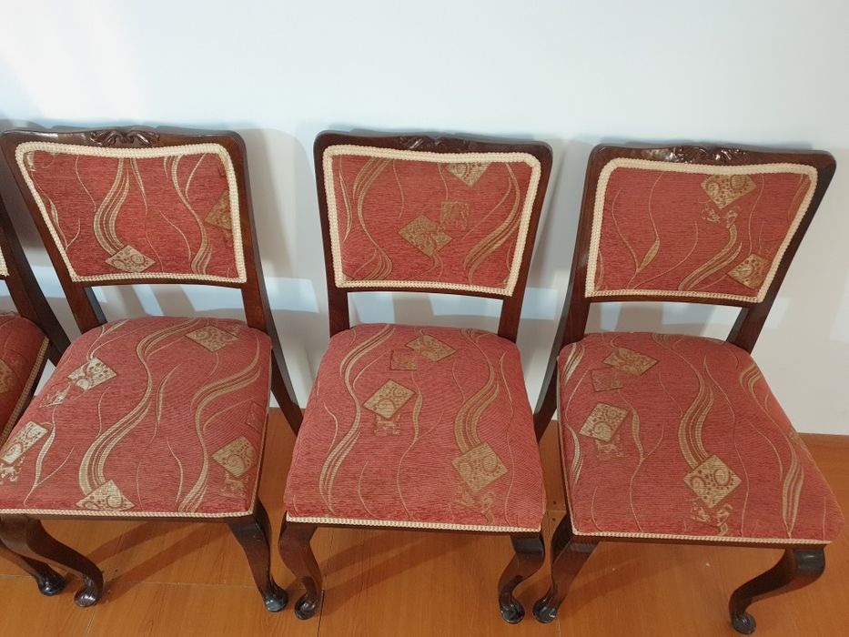 Vând 6 scaune clasice din lemn masiv, tapițate elegant
