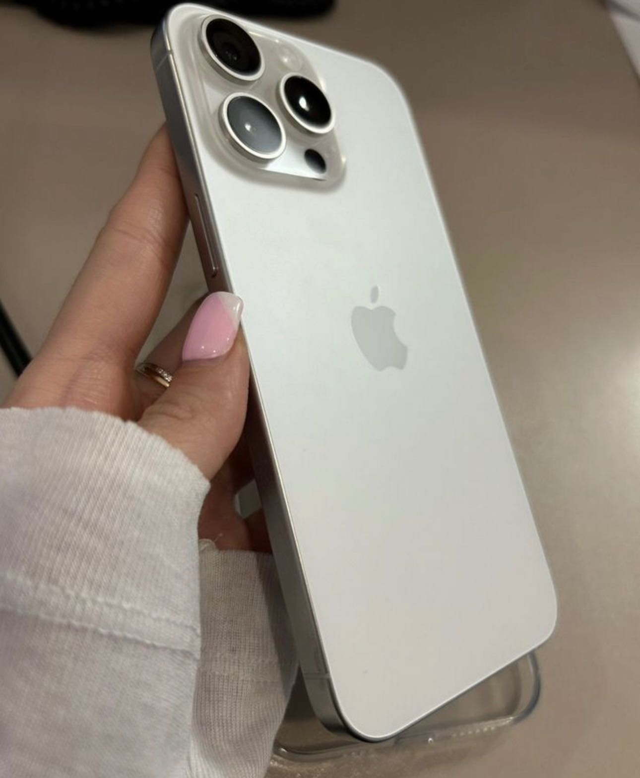 Iphone 15 pro max белый