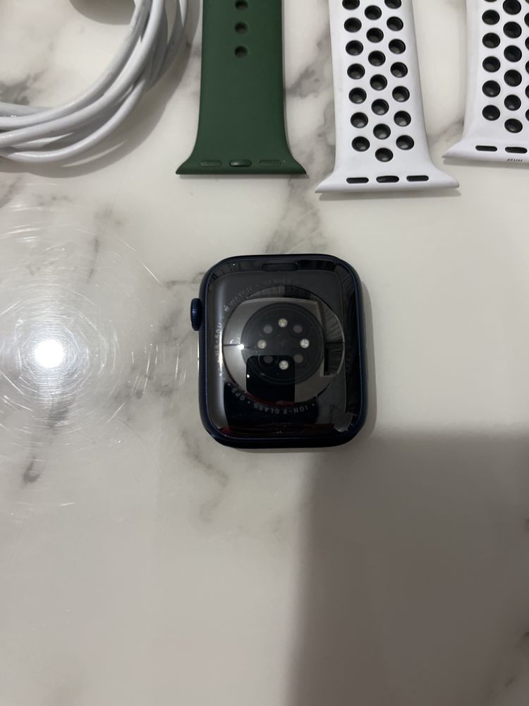 Apple watch шеста серия.В много добро състояние…